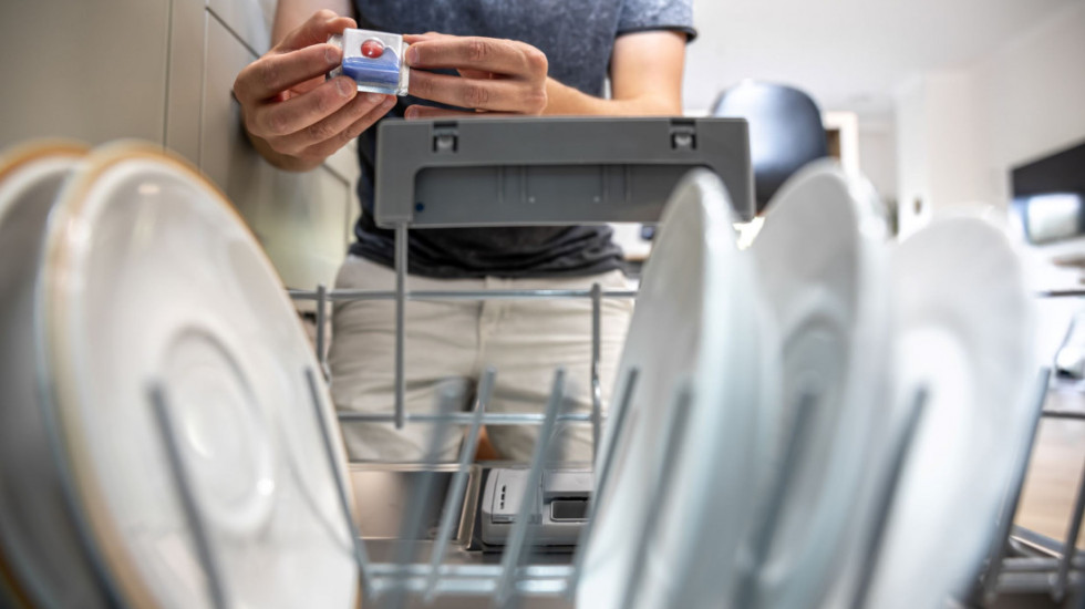 Uklonite kamenac iz mašine za sudove uz pomoć dva prirodna sastojka