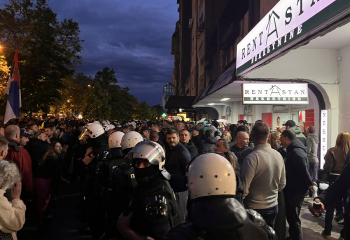 Kordon policije između građana i štandova SNS u Novom Sadu