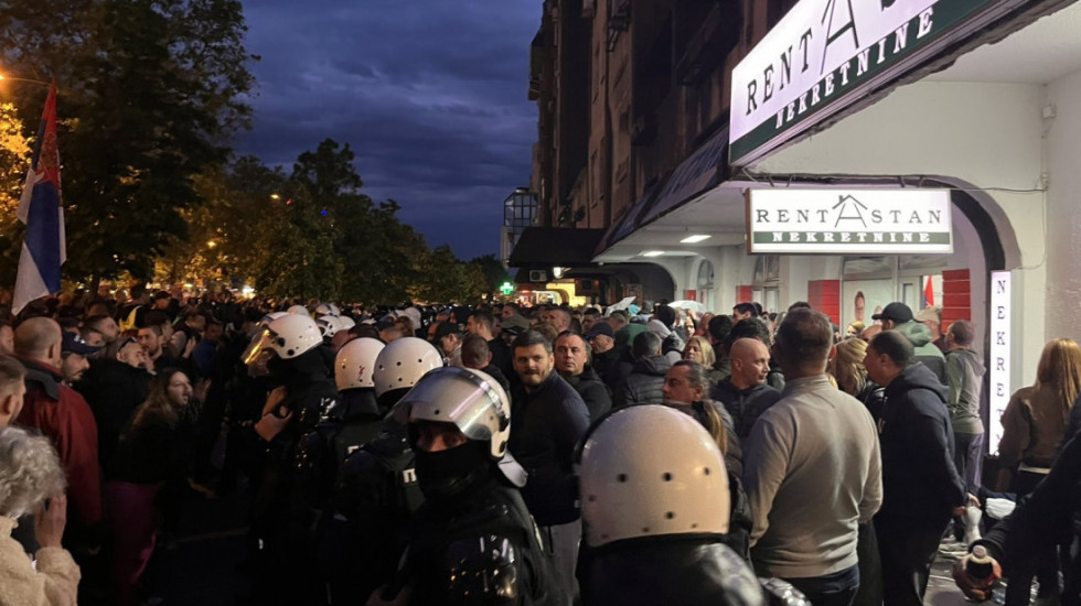 Kordon policije između građana i štandova SNS u Novom Sadu