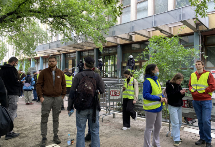 (FOTO) Građani i studenti peti dan blokiraju novosadski sud, traže oslobađanje aktivista