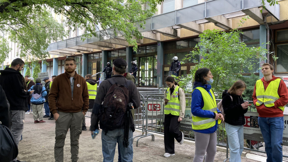 (FOTO) Građani i studenti peti dan blokiraju novosadski sud, traže oslobađanje aktivista