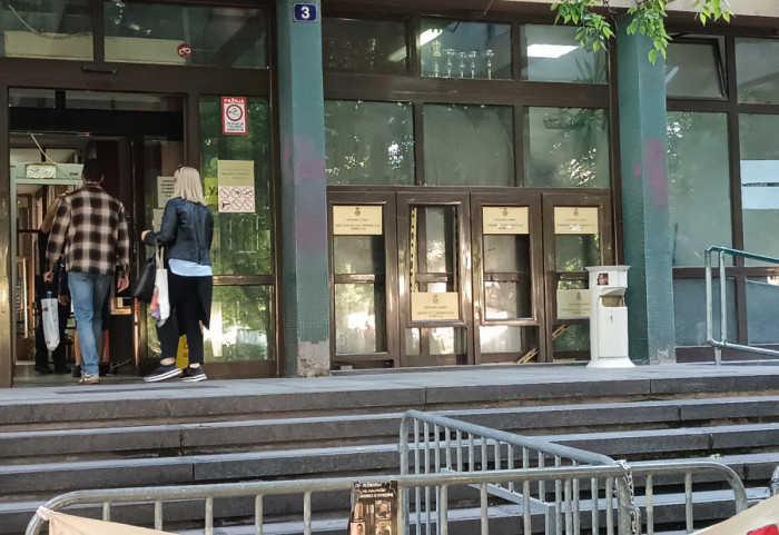 Članovi SNS optuženi da su polomili vilicu studentkinji u Novom Sadu u sredu iznose odbranu
