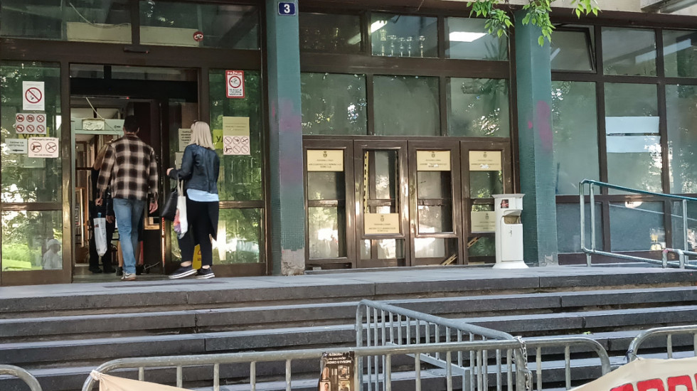 Članovi SNS optuženi da su polomili vilicu studentkinji u Novom Sadu u sredu iznose odbranu