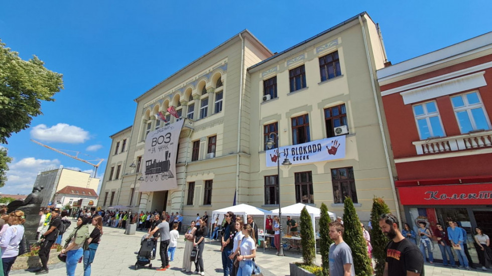 (FOTO) Studentski protest "Zadnji voz za Čačak" do 23 sata: Blokirana tri glavna kružna toka