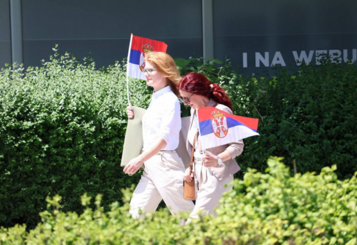 (VIDEO) Protest "Hoćemo izbore": Građani se okupljaju na Savskom trgu, zaustavljen saobraćaj u Nemanjinoj ulici