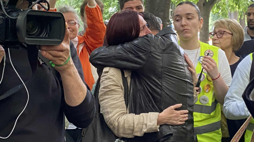 (FOTO) Profesorka Vasić i aktivisti Dinić i Jovović pušteni iz pritvora, za ostale predmet vraćen sudu na odlučivanje