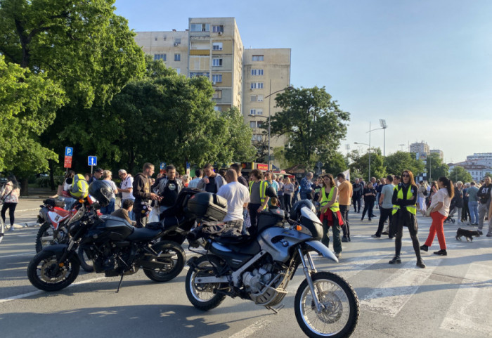 (FOTO) Novosađani blokirali 30 raskrsnica na pola sata, traže raspisivanje izbora za mesne zajednice