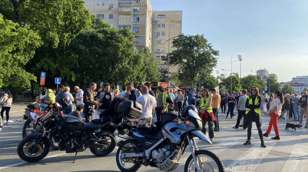 (FOTO) Novosađani blokirali 30 raskrsnica na pola sata, traže raspisivanje izbora za mesne zajednice