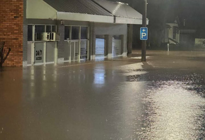 (VIDEO) Bujične poplave u Australiji: Stanovnici se sklanjaju na krovove kuća, gradovi izolovani
