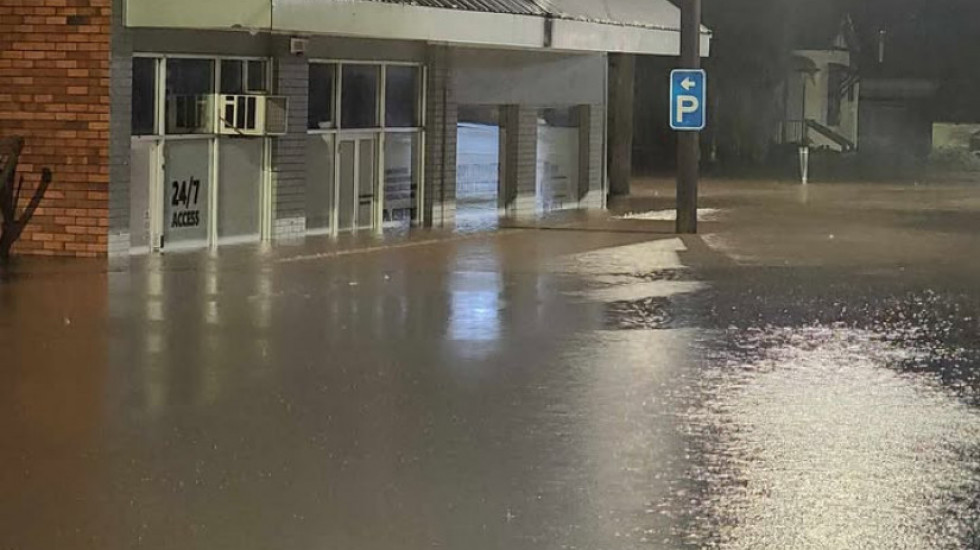 (VIDEO) Bujične poplave u Australiji: Stanovnici se sklanjaju na krovove kuća, gradovi izolovani