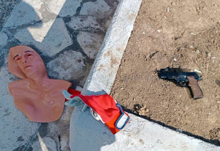 (FOTO) Pokušaj razbojništva i krađa 300.000 dinara iz kladionice: Uhapšeni osumnjičeni, pronađeni pištolj i maska