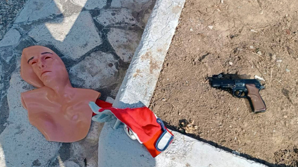 (FOTO) Pokušaj razbojništva i krađa 300.000 dinara iz kladionice: Uhapšeni osumnjičeni, pronađeni pištolj i maska