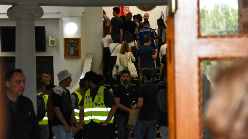 (FOTO) Studenti blokirali zgradu Rektorata u Nišu, protive se početku onlajn nastave