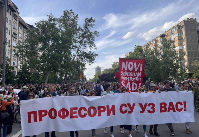 (FOTO/VIDEO) "Batinaši nisu junaci, ne damo studente": Protest ispred prostorija SNS u Novom Sadu