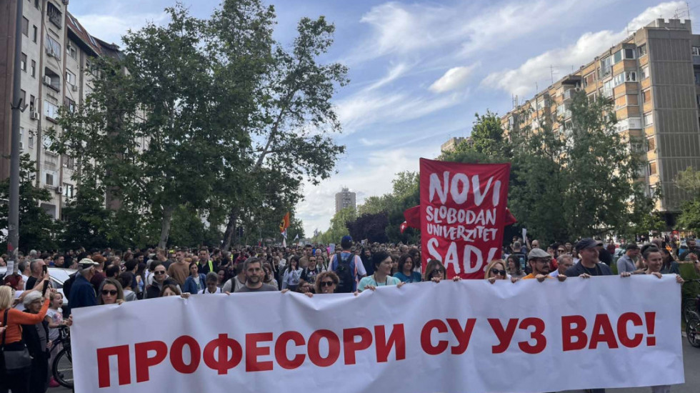 (FOTO/VIDEO) "Batinaši nisu junaci, ne damo studente": Održan protest u organizaciji Slobodnog univerziteta u Novom Sadu
