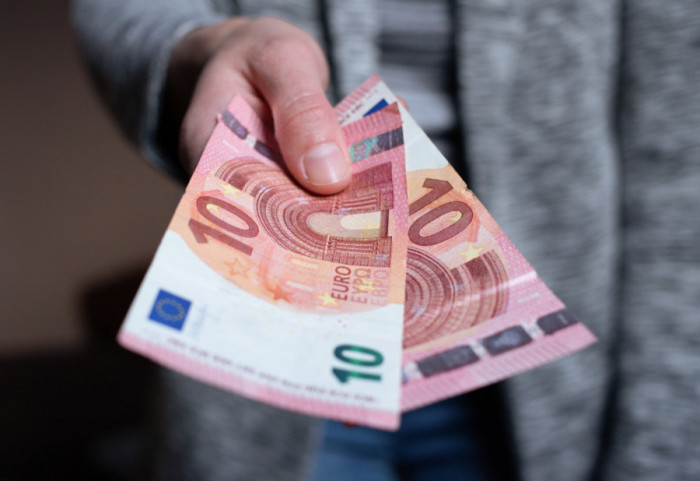 (VIDEO) Ekonomista o ulasku Srbije u SEPA zonu: Jeftiniji transferi, brže uplate i veća bezbednost za građane
