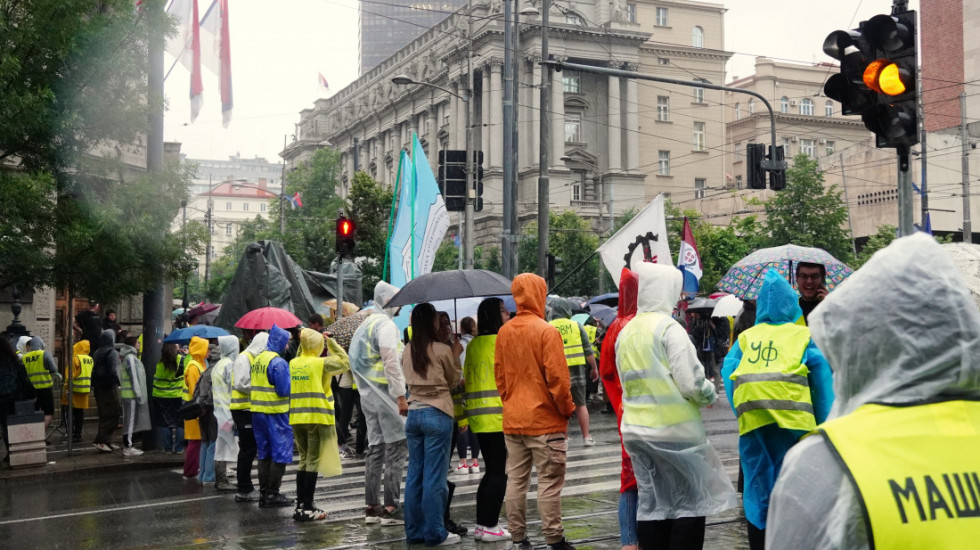 (FOTO) Protest "Odbranimo univerzitete" ispred zgrade Vlade: Profesori predali peticiju za raspisivanje izbora