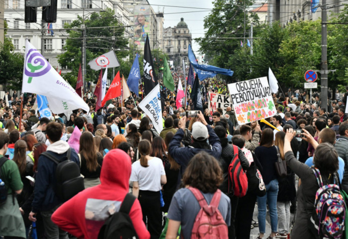 (FOTO) Protest "Odbranimo univerzitete" ispred zgrade Vlade: Profesori predali peticiju za raspisivanje vanrednih izbora