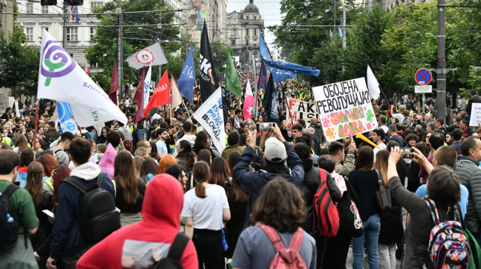(FOTO) Protest "Odbranimo univerzitete" ispred zgrade Vlade: Profesori predali peticiju za raspisivanje vanrednih izbora