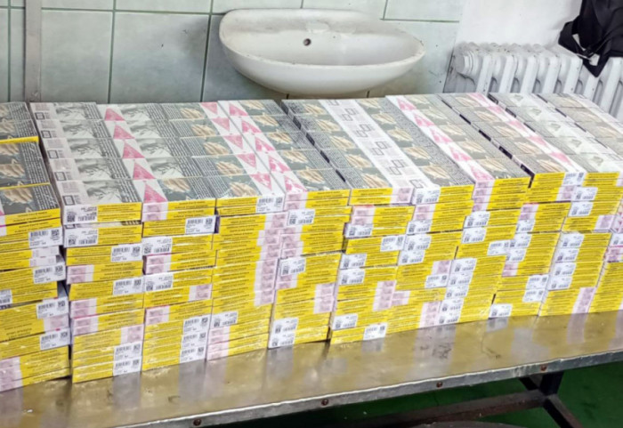 (FOTO) Uhapšen muškarac (45) na graničnom prelazu Gradina: Krijumčario cigarete u vrednosti od skoro 400.000