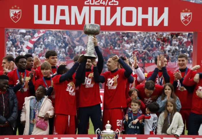 Fudbalerima Crvene zvezde dodeljen pehar namenjen šampionu Srbije