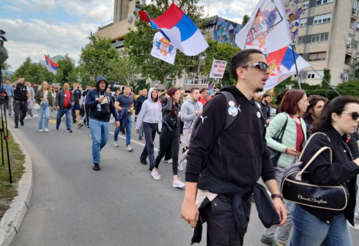(FOTO) Protest podrške srpskim maturantima i narodu na Kosovu u Novom Sadu, okupljeni krenuli ka zgradi suda