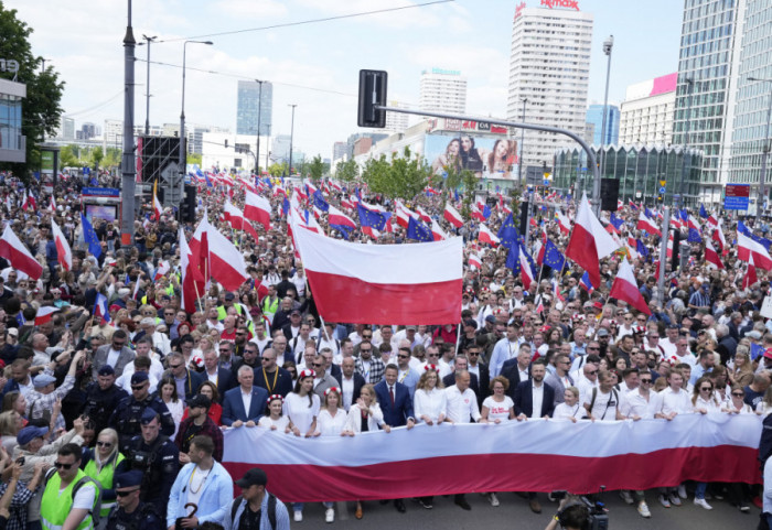 (FOTO) Kandidati za predsednika Poljske istovremeno izveli desetine hiljada ljudi na ulice Varšave