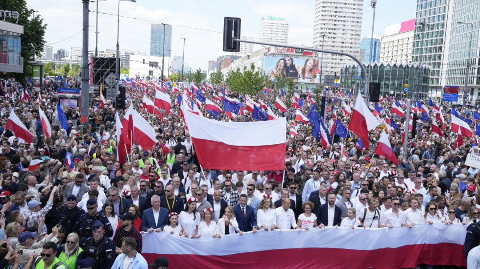 (FOTO) Kandidati za predsednika Poljske istovremeno izveli desetine hiljada ljudi na ulice Varšave