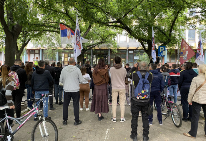 (FOTO/VIDEO) Održan protest podrške srpskim maturantima i narodu na Kosovu u Novom Sadu