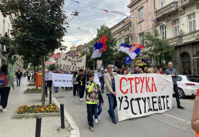 (FOTO) Protest "Struka uz studente" u Kragujevcu: "Branimo budućnost zajedno"