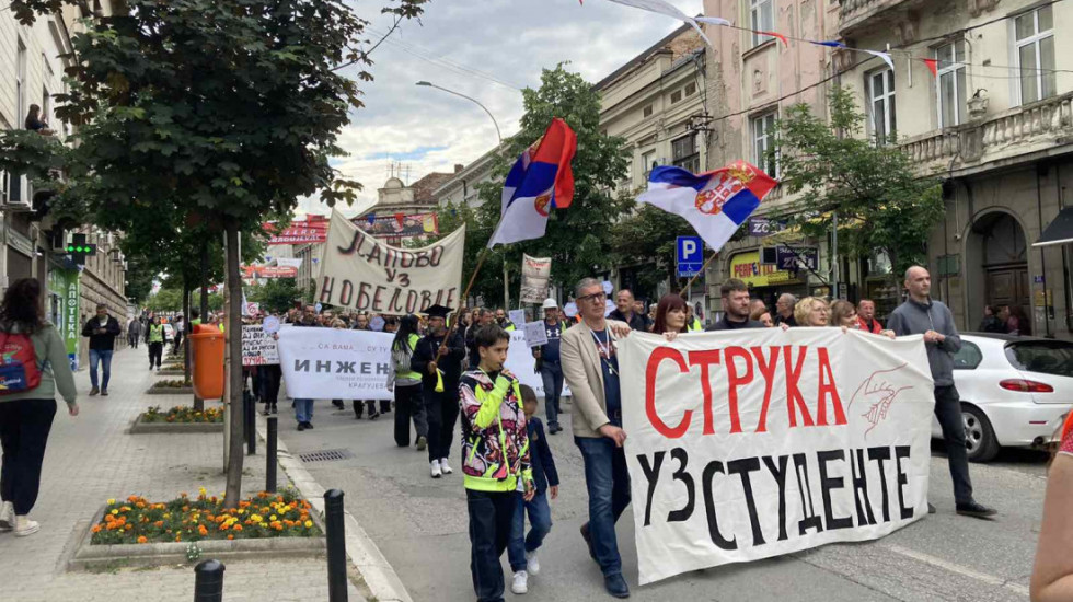 (FOTO) Protest "Struka uz studente" u Kragujevcu: "Branimo budućnost zajedno"