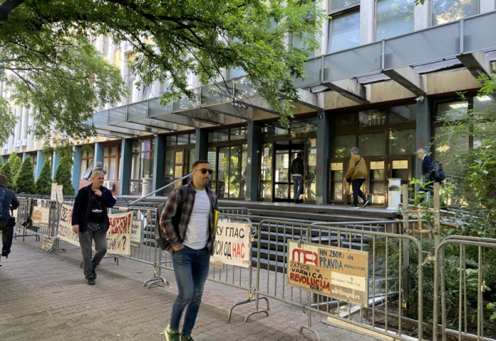 Produžen pritvor članovima SNS koji su osumnjičeni da su u Novom Sadu polomili vilicu studentkinji