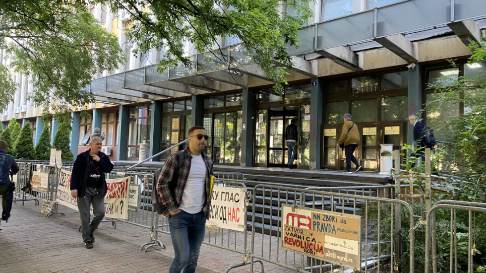 Produžen pritvor članovima SNS koji su osumnjičeni da su u Novom Sadu polomili vilicu studentkinji