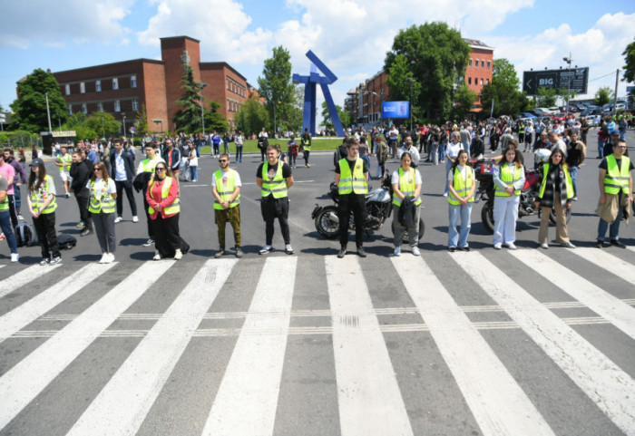 (FOTO/VIDEO) Bogoslovski fakultet saopštio da je postignut dogovor, studenti kažu da ostaju u blokadi