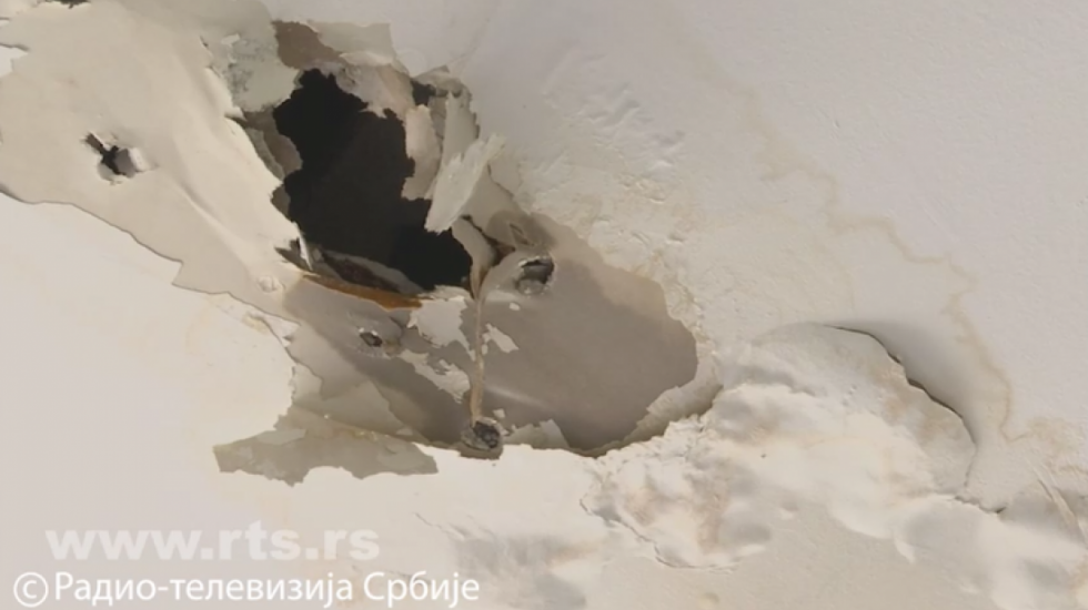 Plafoni se ljušte, na podu kofe i krpe: Đaci OŠ "Đura Daničić" na onlajn nastavi posle nevremena u Beogradu