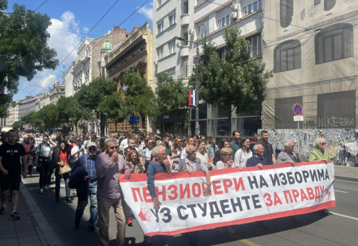 (VIDEO) Protest penzionera u Beogradu: Podrška studentskom zahtevu za prevremene izbore