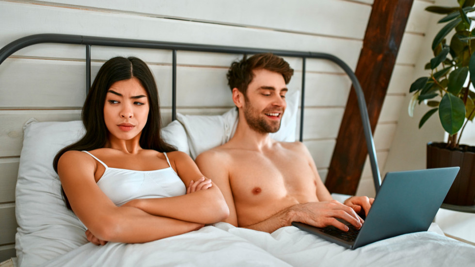 Četiri velika pornografska sajta pod istragom zbog kršenja propisa EU: "Nisu zaštitili maloletnike u potrebnoj meri"