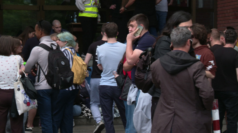 (VIDEO) Velika previranja na fakultetima: Studenti blokiraju Bogoslovski, profesori rešeni da sprovedu ispitne rokove