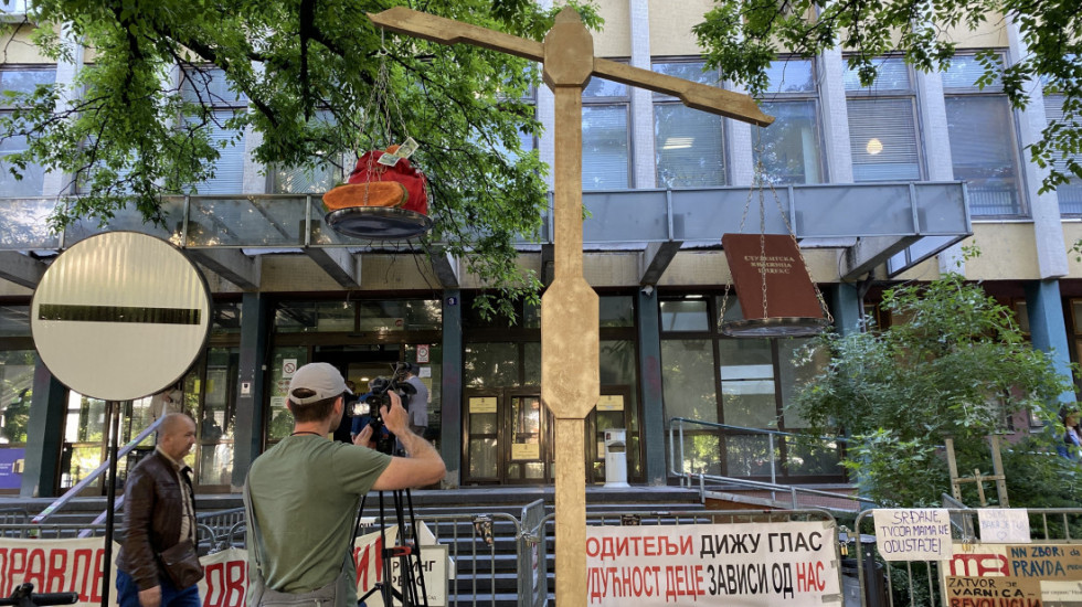 (FOTO) Suđenje aktivistima SNS: Studentkinja kojoj je polomljena vilica prepoznala jednog napadača, oni negirali krivicu