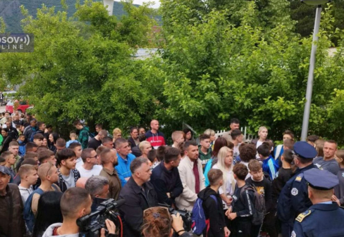 (FOTO/VIDEO) Protest građana u Leposaviću ispred Hale sportova, policija ne dozvoljava prilaz