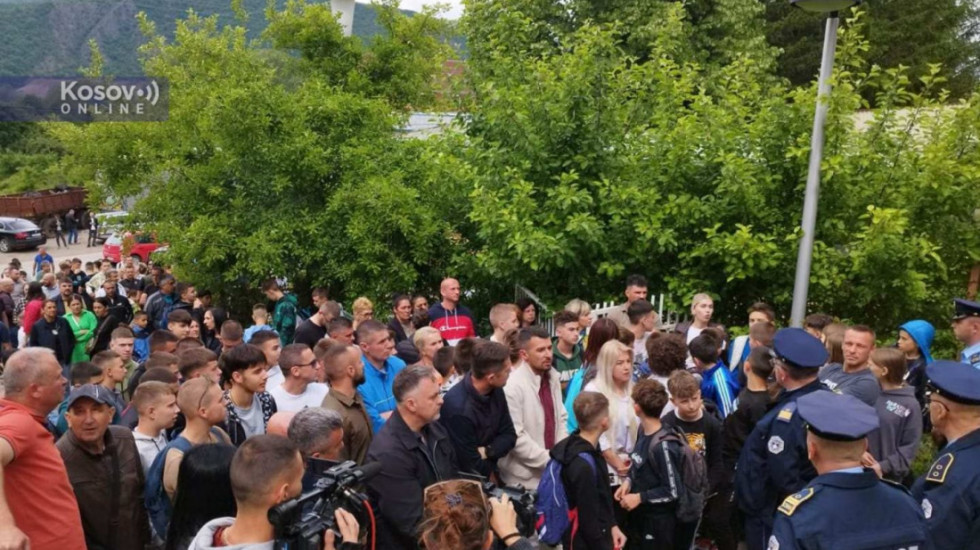 (FOTO/VIDEO) Protest građana u Leposaviću ispred Hale sportova, policija ne dozvoljava prilaz