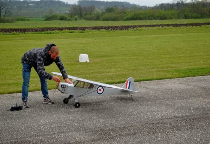 (FOTO/VIDEO) Nesvakidašnji hobi Sava iz Ivanjice: Već 11 godina pravi makete aviona, a ponosan je i na svoje dronove