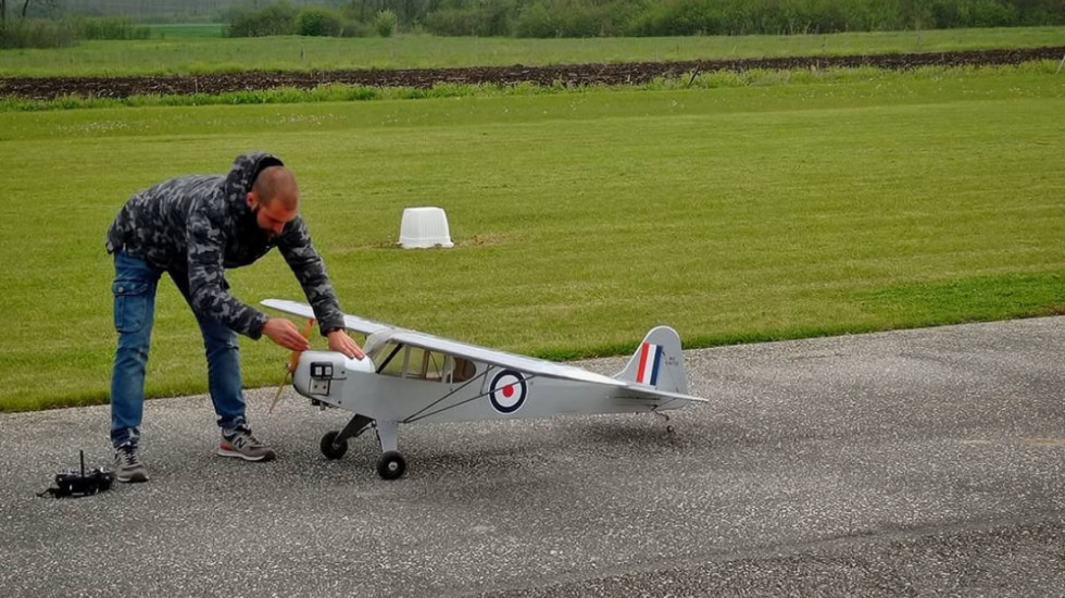 (FOTO/VIDEO) Nesvakidašnji hobi Sava iz Ivanjice: Već 11 godina pravi makete aviona, a ponosan je i na svoje dronove