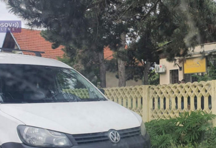 Na objektu pošte u Prilužju postavljena tabla Pošte Kosova, ispred zgrade pripadnici kosovske policije