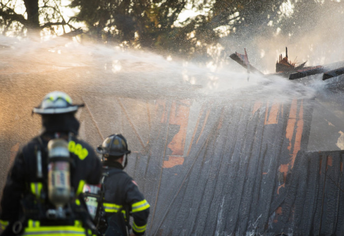 (FOTO/VIDEO) Srušio se krov stočne farme u Španiji, tri osobe poginule
