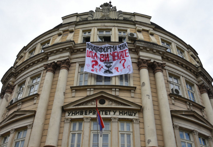 (FOTO) Studenti blokirali Rektorat u Nišu, traže potpisivanje platforme i vanredne izbore
