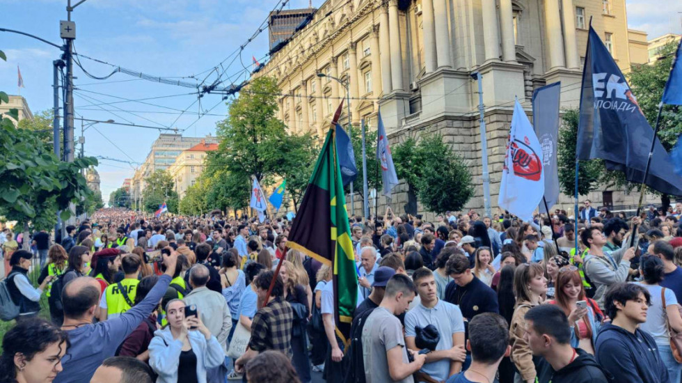 (VIDEO) Završen protest "Hoćemo izbore": Građani šetali od Savskog trga do Vlade Srbije, traže raspisivanje izbora