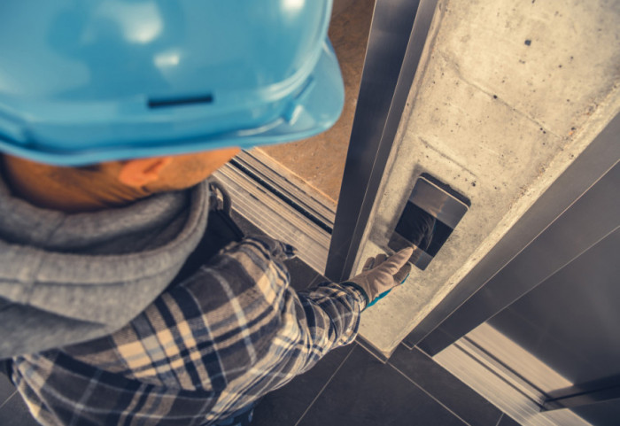 Poginuo muškarac u Ćupriji, priklještio ga lift u tržnom centru