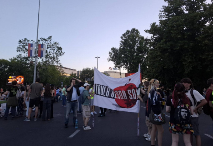(VIDEO) Protest "Vostani Serbije" u 32 grada: Blokirani Brankov most i Gazela u Beogradu, u toku govori širom zemlje