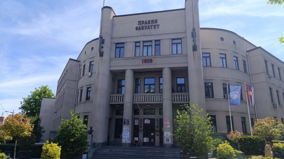 (VIDEO) Dekan Pravnog fakulteta: Student udario profesorku u lice, kolege ga savladale, trojica u Urgentnom